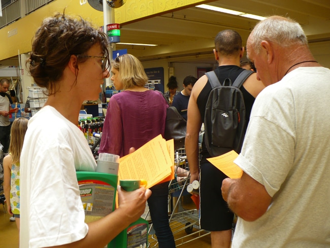Tractage auprès de clients du castorama de St Martin d'Hères - crédit Delphine Chappaz