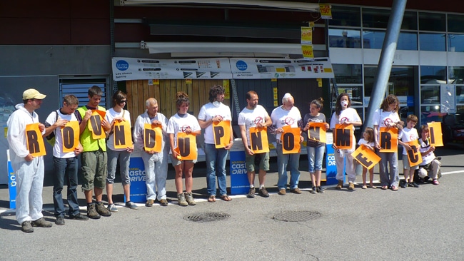 Militants contre la vente du roundup devant le castorama de St Martin d'Hères le 30 mai 2015- crédit Delphine Chappaz