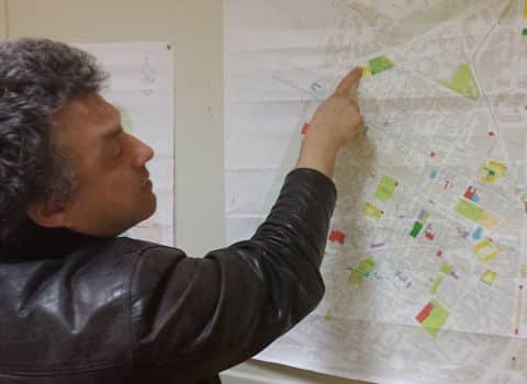 Bruno de Lescure, président de l'Union de quartier Chorier Berriat montre un plan du quartier et le projet d'urbanisme A.Raymond à Grenoble. © Ludovic Chataing - placegrenet.fr