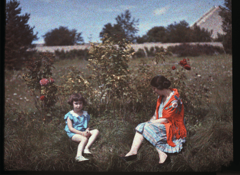 Solange et Francoise dans le jardin © Jean Jacques, collection Musée Dauphinois