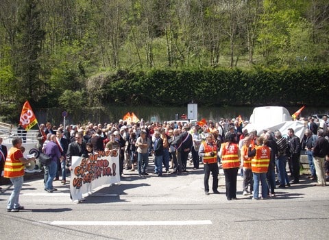 Manifestation des salariés d'Arjowiggins devant le site de Charavines en avril 2014. © DR