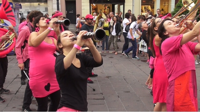 Fanfare Pink it black lors des déambulations. © Joël Kermabon - Place Gre'net