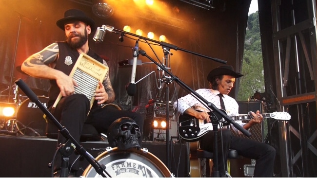 The chainsaw blues cowboys. © Joël Kermabon - Place Gre'net The chainsaw blues cowboys. © Joël Kermabon - Place Gre'net