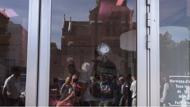 L'impact d'un des projectiles sur la devanture d'une boucherie place Saint Bruno. © Joël Kermabon - Place Gre'net L'impact d'un des projectiles sur la devanture d'une boucherie place Saint Bruno. © Joël Kermabon - Place Gre'net