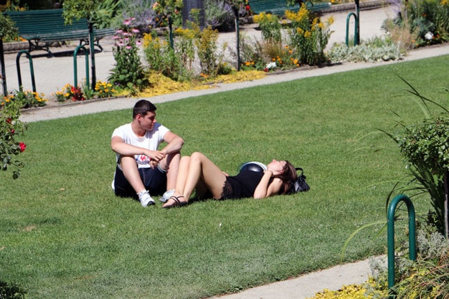 Photographie de personnes allongées dans le Jardin de Ville Crédit Eléonore Bayrou