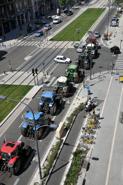 Manifestation de jeunes agriculteurs en tracteur sur le cours Jean Jaurès à Grenoble, le 5 août 2015, avec la FNSEA. © Muriel Beaudoing - placegrenet.fr