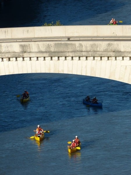 De jour et de nuit, l'Aviron Club grenoblois organise des balades en canoë sur l'Isère. © Grenoble Tourisme