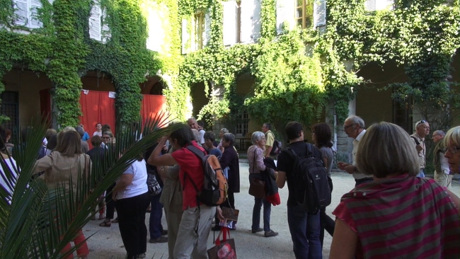 Le public afflue dans le cour du Vieux temple. © Joël Kermabon - Place Gre'net