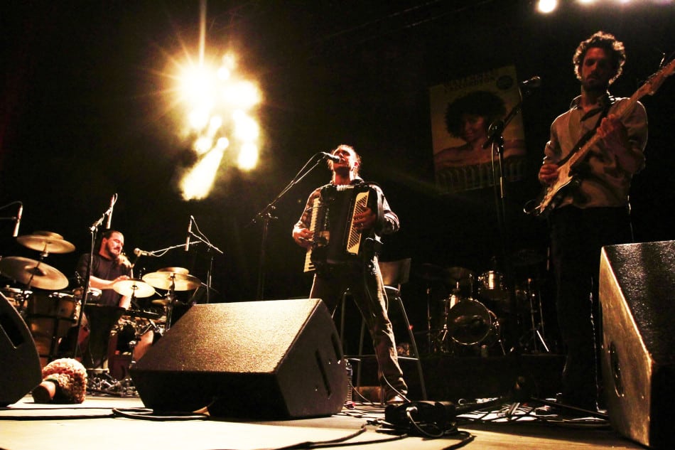 Le trio Baro Bialo en scène. © Hervé Leteneur