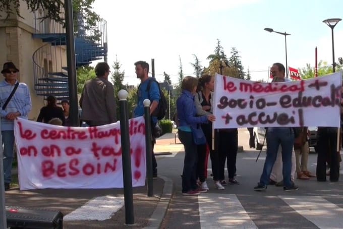 Manifestation des salariés du centre médico-social Hauquelin à Grenoble contre la suppression prévue par la direction du CHU de Grenoble de cinq postes. © Joël Kermabon - placegrenet.fr
