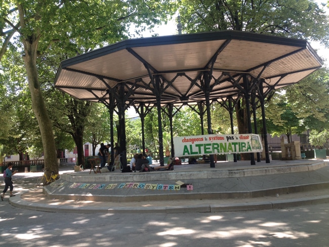 Le kiosque du Jardin de ville : épicentre du village des alternatives. © Alternatiba Grenoble