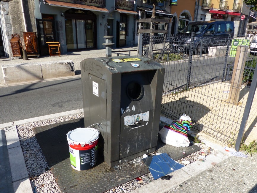 Dépôts sauvages de déchets devant une poubelle de tri dans le quartier Saint-Laurent à Grenoble. © Elodie Rummelhard - placegrenet.fr