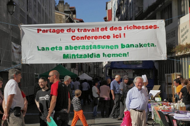 Premier village des alternatives à Bayonne en 2013. © Alternatiba