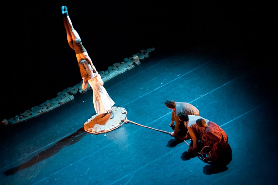 "Six pieds sur Terre", de la Cie Lapsus.