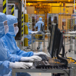 Salariés en tenue à l'intérieur de l'usine STMicroelectronics de Crolles. © Artechnic