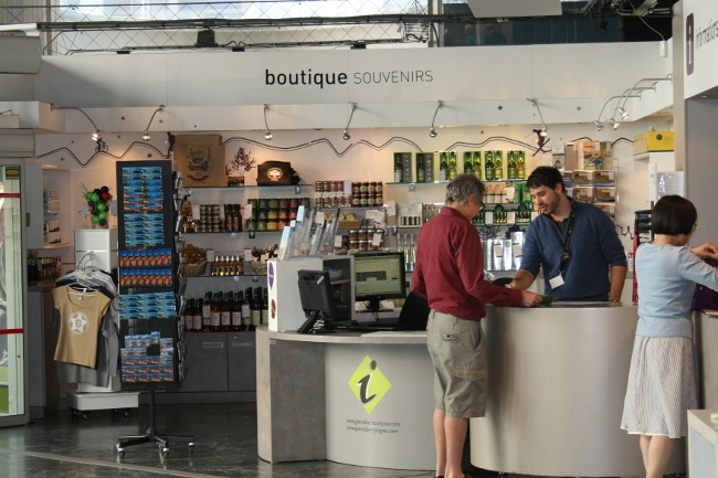 La boutique du point accueil situé rue de la République à Grenoble. © Joël Kermabon - Place Gre'net
