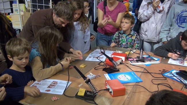 Les enfants apprennent à souder. © Joël Kermabon - Place Gre'net