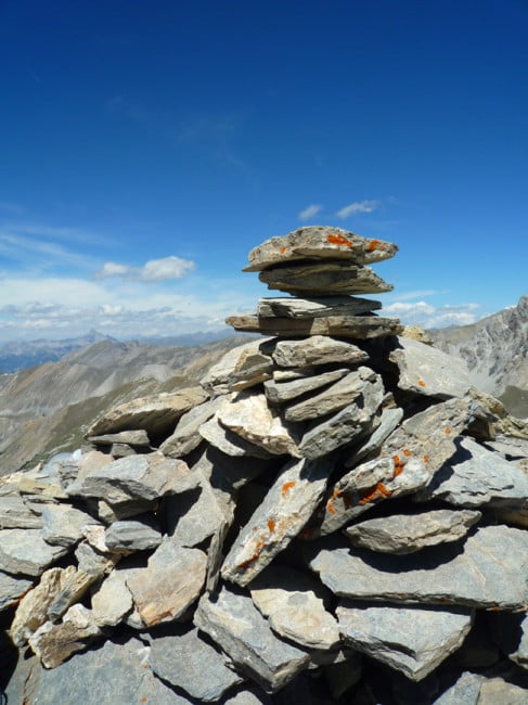 Un cairn en montagne. © Emilie Chollet