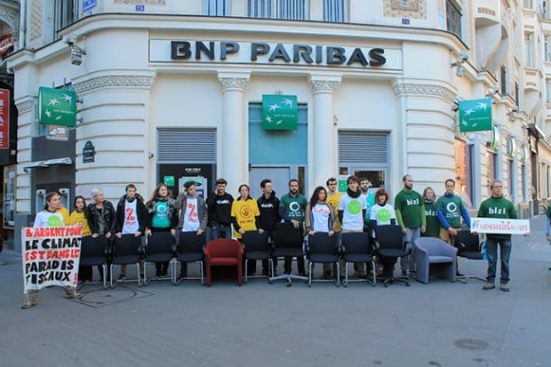 Des faucheurs de chaises, devant une agence BNP Paribas à Paris, le 1er octobre 2015. DR