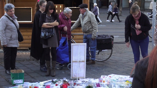 Un cercle jonché de fleurs en hommage aux victimes. © Joël Kermabon - Place Gre'net