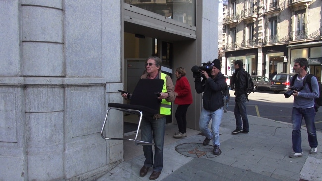 Un militant de l'ANV Cop21 lors de la réquisition de chaises. © Joël Kermabon - Place Gre'net