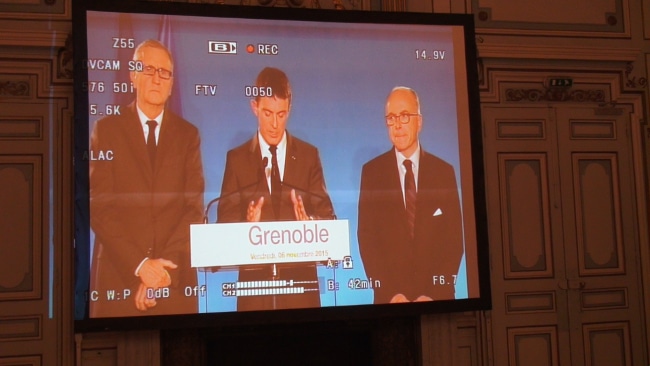 Retransmission de l'allocution de Manuel Valls en salle de presse. © Joël Kermabon - Place Gre'net