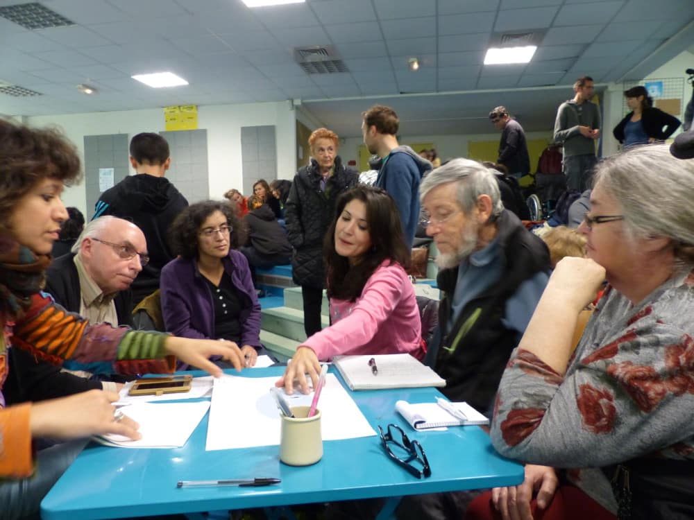 Discussion animée autour des causes et des solutions à l'enfermement des quartiers populaires. © Séverine Cattiaux - placegrenet.fr 