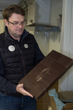  Patrice Besson montre une des briques de chocolat - la base de production pour Chocolats Zugmeyer. ©Yuliya Ruzhechka - placegrenet.fr