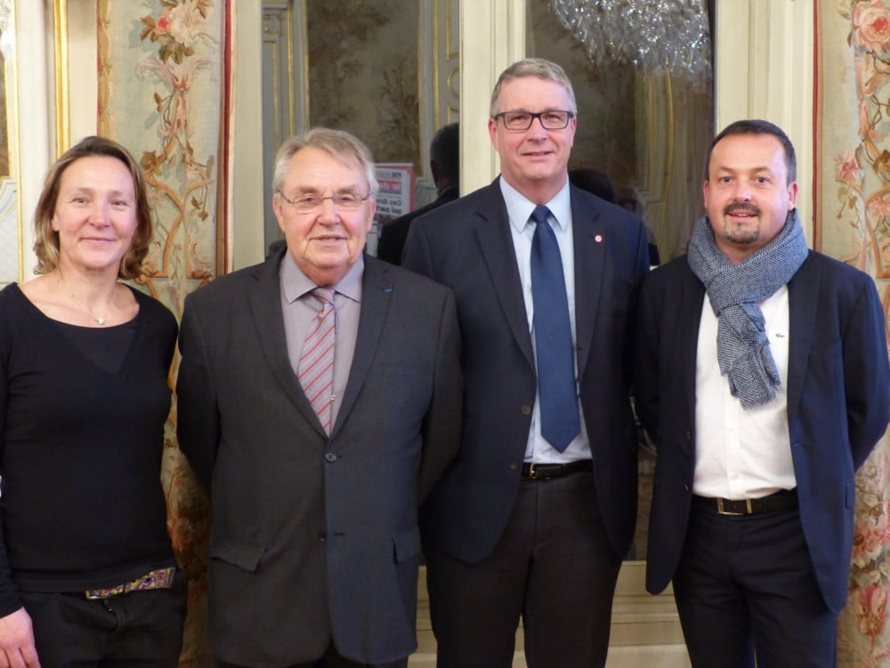 Membres la Droite et candidats de la liste de Laurent Wauquiez, satisfaits des résultats du 1er tour, aux élections régionales Auvergne-Rhône Alpes © Séverine Cattiaux - Place Gre'net