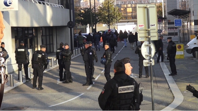 Après le verdict, des policiers protègent les abords du tribunal. © Joël Kermabon - Place Gre'net