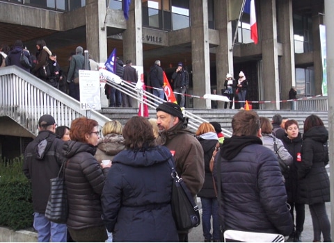 Agents municipaux rassemblés sur le parvis de la mairie. © Joël Kermabon - Place Gre'net