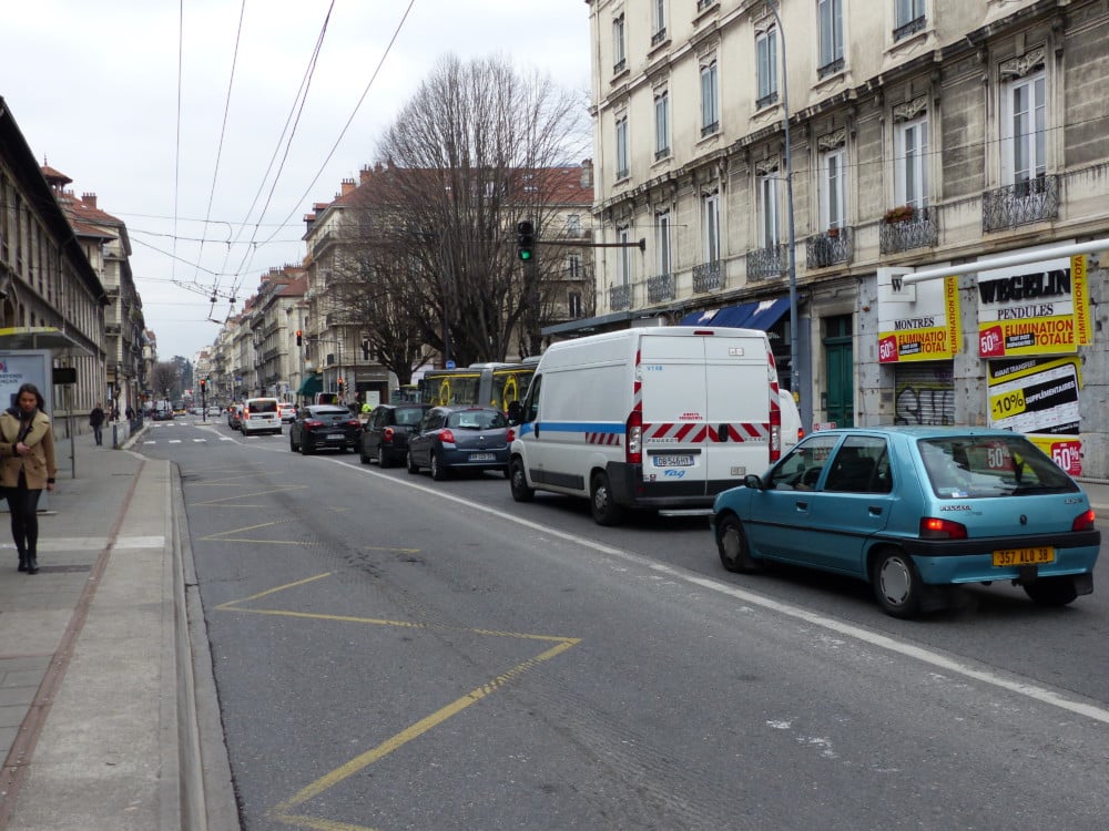 Circulation automobile rue Lesdiguières à Grenoble. © Séverine Cattiaux - placegrenet.fr
