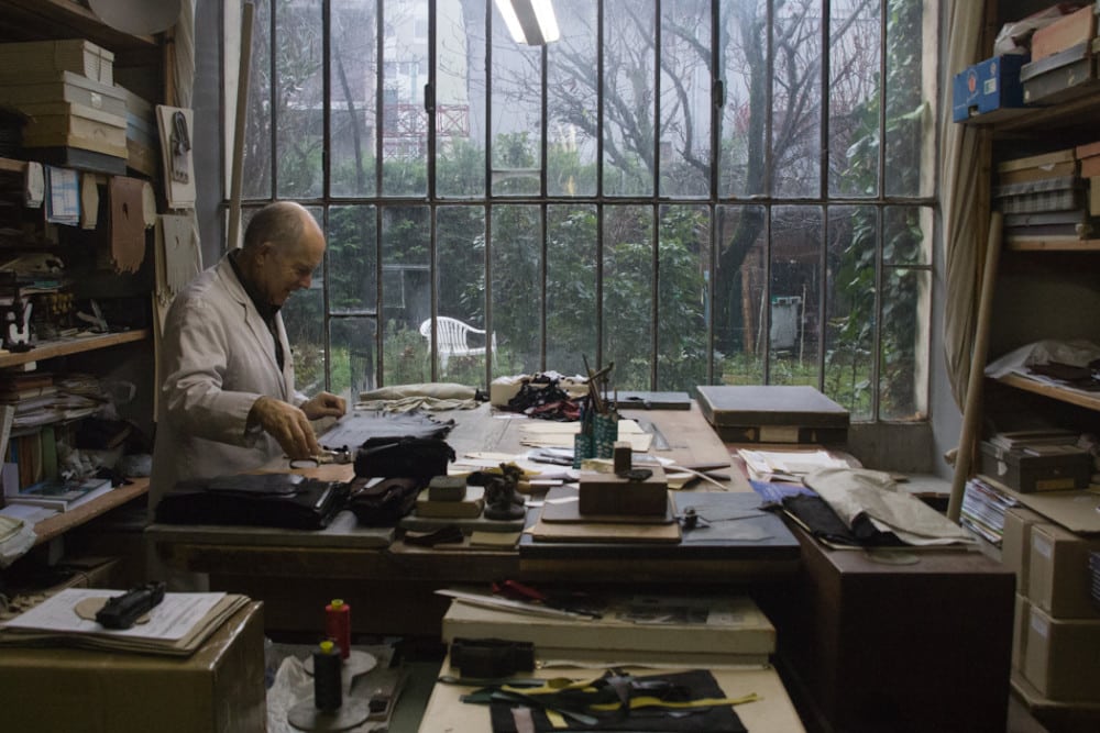 Jean Strazzeri, gantier et dirigeant de la maison Lesdiguières-Barnier, dans son atelier. ©Yuliya Ruzhechka - www.placegrenet.fr