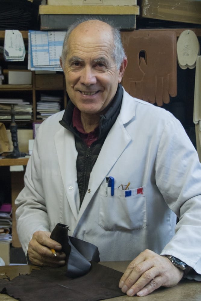 Jean Strazzeri, gantier et dirigeant de la maison Lesdiguières-Barnier, dans son atelier. ©Yuliya Ruzhechka - www.placegrenet.fr