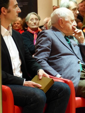 De gauche à droite, Eric Piolle, serrant entre ses doigts le précieux don, et Pierre Bergé. © Adèle Duminy