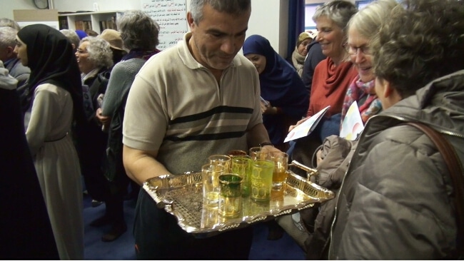 Le thé de la fraternité servi par un des fidèles de la mosquée. © Joël Kermabon - Place Gre'net