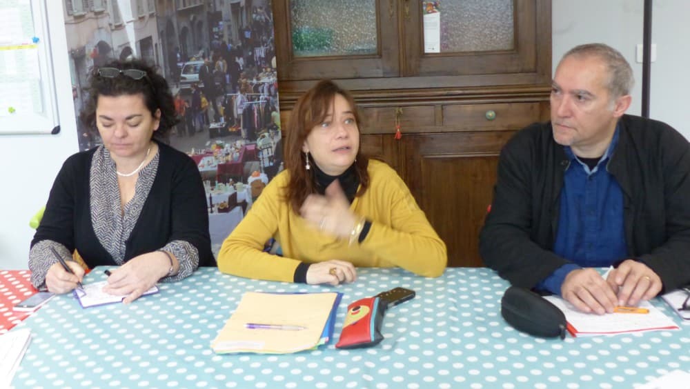 De gauche à droite : Corinne Bernard, Élisa Martin et Thierry Chastagner à la Maison des habitants Abbaye. © Adèle Duminy - Place Gre'net