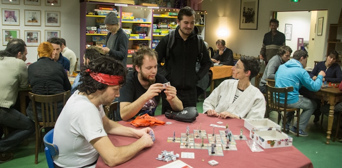 Soirée sur le thème du "combat" lors du festival "Place aux jeux" à la Maison des jeux de Grenoble. ©Yuliya Ruzhechka - www.placegrenet.fr