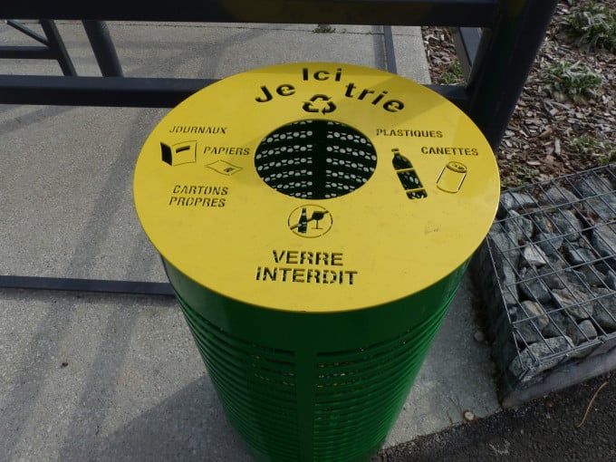 Une des nouvelles poubelles vertes et jaunes de tri sélectif installées dans les rues de Grenoble en février 2016. © Séverine Cattiaux - placegrenet.fr