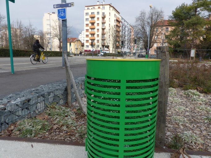 Une des nouvelles poubelles vertes et jaunes de tri sélectif installées dans les rues de Grenoble en février 2016. © Séverine Cattiaux - placegrenet.fr