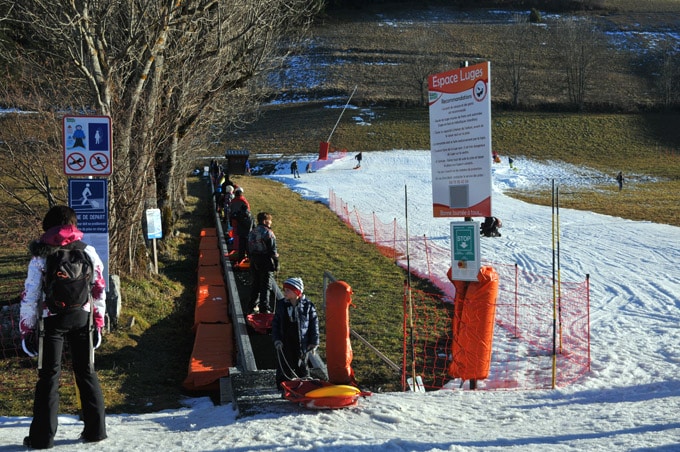 Remontées mécaniques à la station de ski de Lans-en-Vercors avec un peu de neige et beaucoup d'herbe le 27 décembre 2015. © Paul Turenne - placegrenet.fr