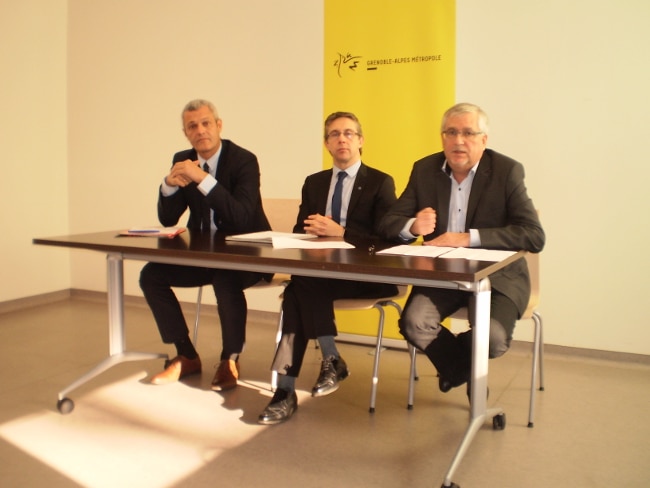 De gauche à droite : Fabrice Hugelé, Christophe Ferrari et Guy Jullien, lors du Conseil métropolitain du 29 janvier 2016 où a été adoptée la mise en place d'un dispositif d'aides directes aux commerçants. © Joël Kermabon - Place Gre'net. 