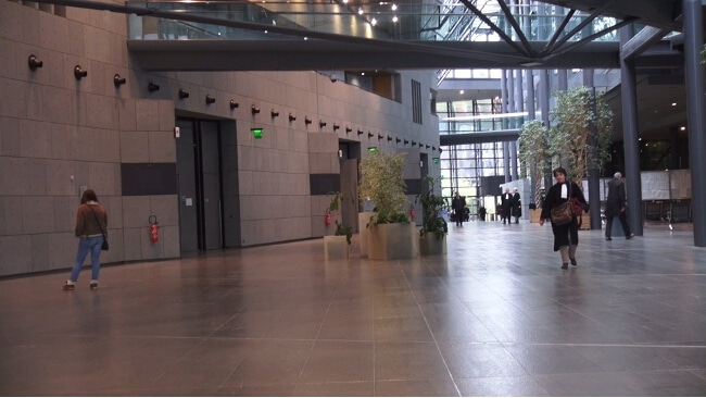 Salle des pas perdus du tribunal de Grenoble. © Joël Kermabon - Place Gre'net