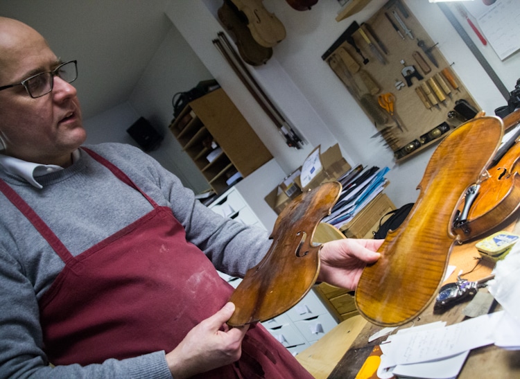 Luthier Nicolas Démarais dans son atelier. © Yuliya Ruzhechka - www.placegrenet.fr