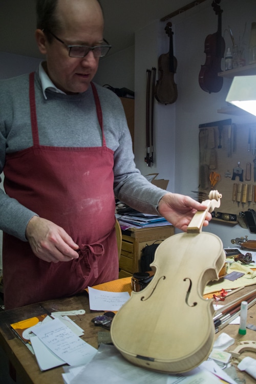 Luthier Nicolas Démarais dans son atelier. © Yuliya Ruzhechka - www.placegrenet.fr