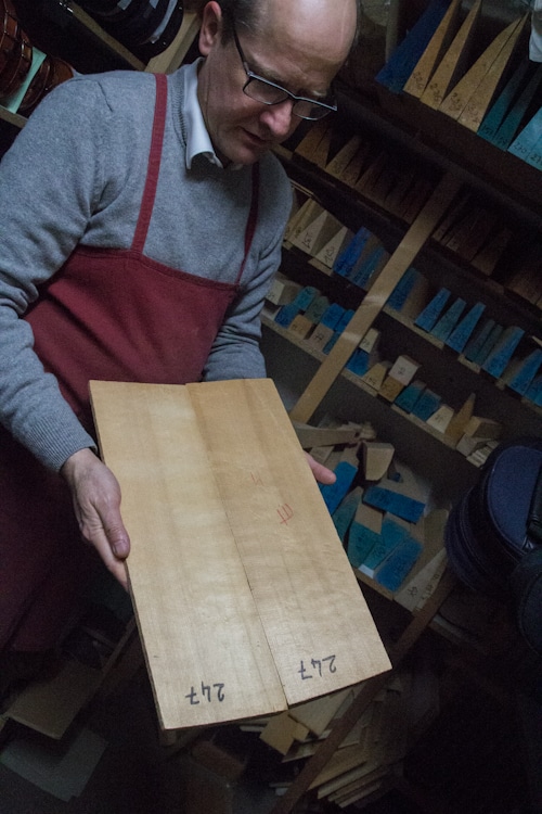 Luthier Nicolas Démarais dans son atelier. © Yuliya Ruzhechka - www.placegrenet.fr