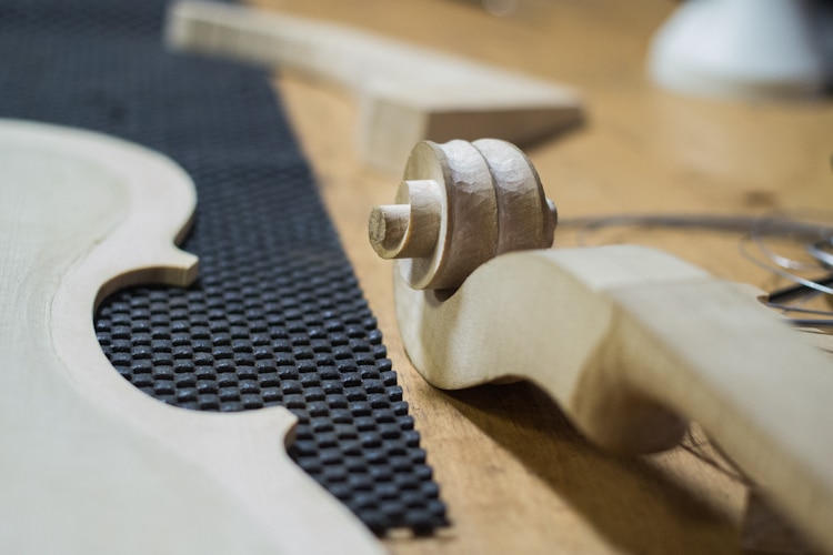Luthier Nicolas Démarais dans son atelier. © Yuliya Ruzhechka - www.placegrenet.fr