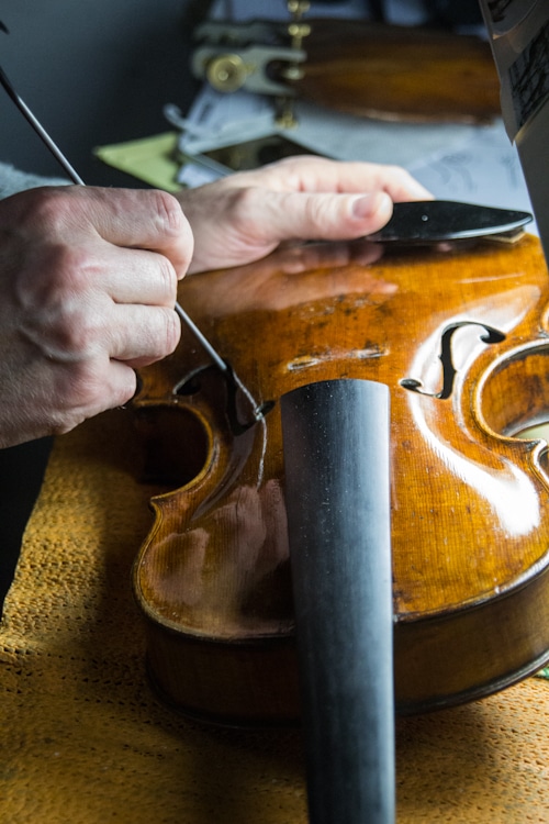 Luthier Nicolas Démarais dans son atelier. © Yuliya Ruzhechka - www.placegrenet.fr