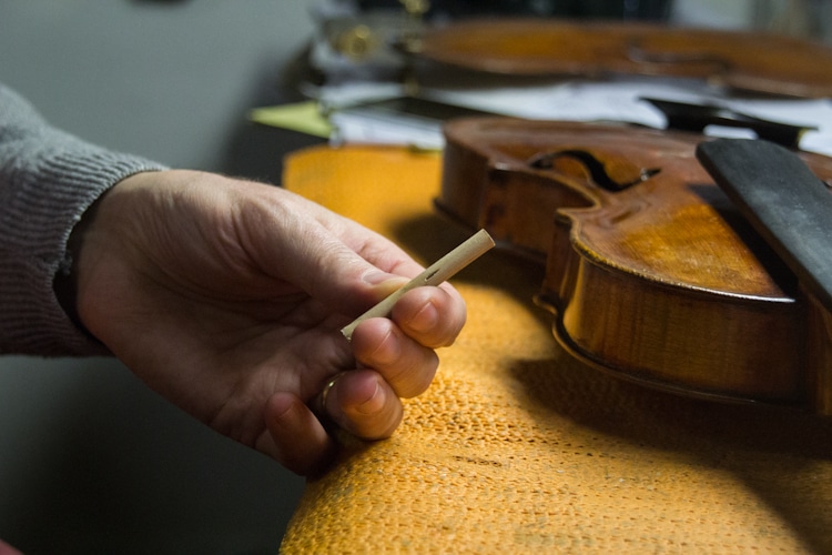 Luthier Nicolas Démarais dans son atelier. © Yuliya Ruzhechka - www.placegrenet.fr
