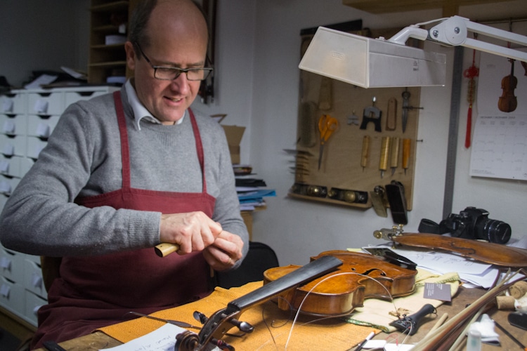 Luthier Nicolas Démarais dans son atelier. © Yuliya Ruzhechka - www.placegrenet.fr